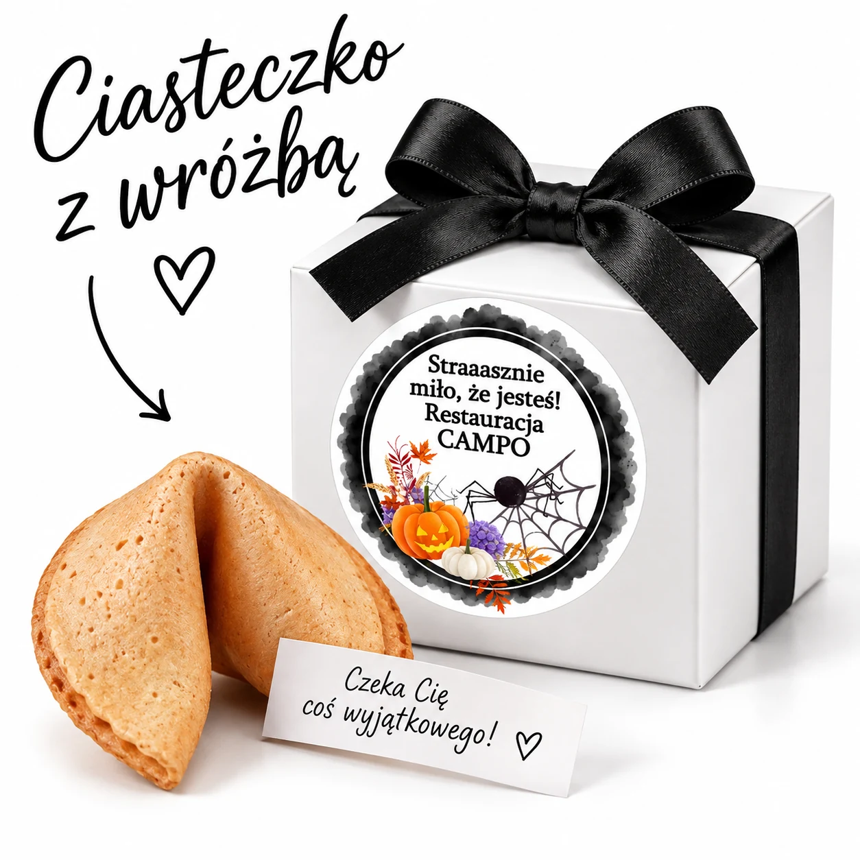 Gotowe białe pudełeczko z czarną kokardą i ciasteczko z wróżbą obok