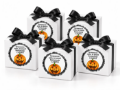 Białe pudełeczka z ciasteczkami i etykietami z dynią na Halloween