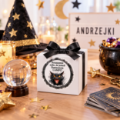Andrzejkowe ciasteczko w pudełku wśród dekoracji wieczoru wróżb